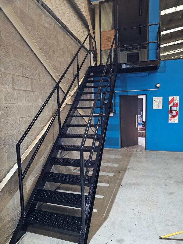 Escalera con piso antideslizante tipo semilla de melón