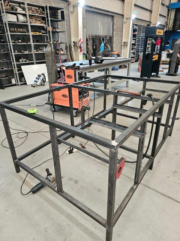 Mesa en hierro estructural